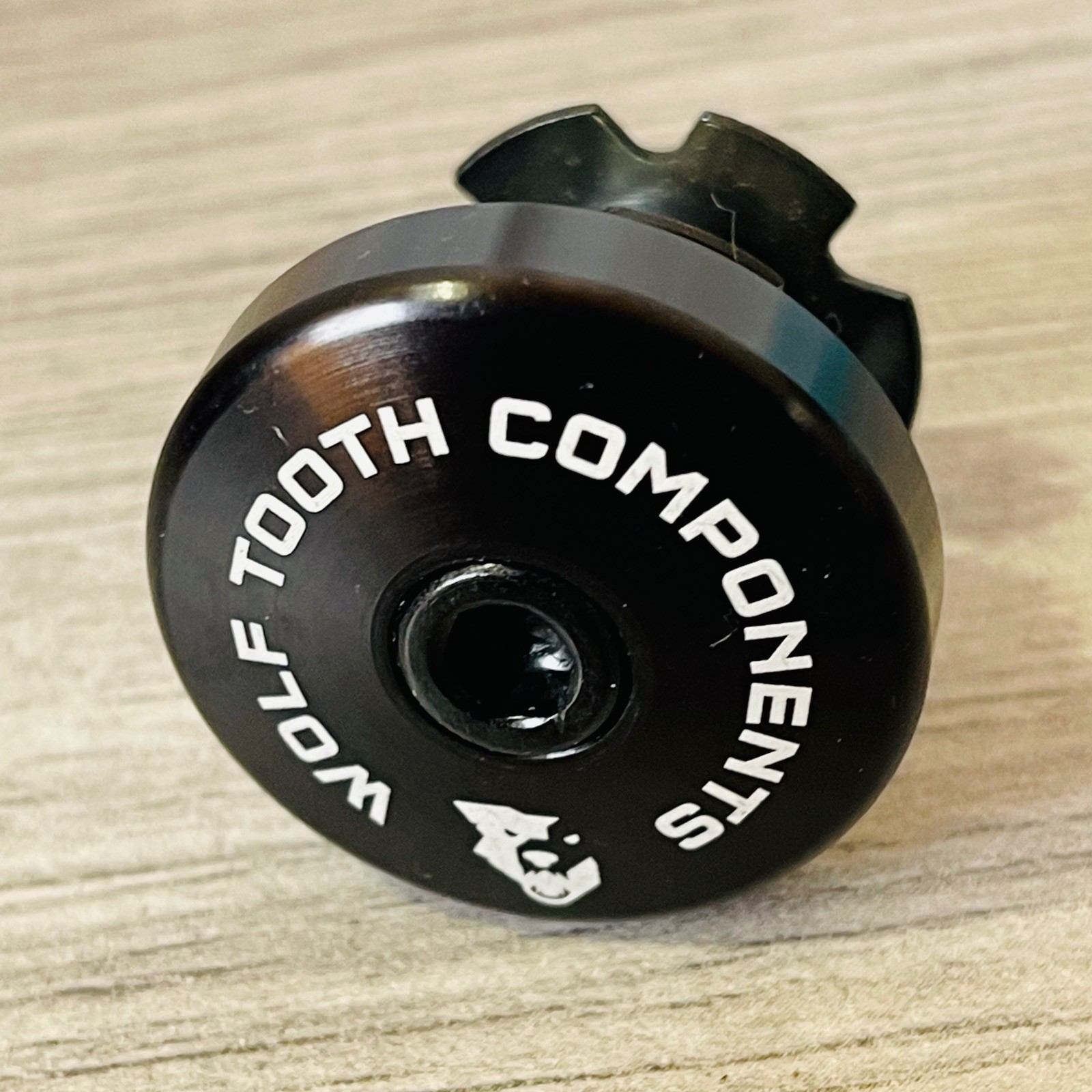 Wolf Tooth Top Cap 1 1/8 Integrated Spacer with Bolt & Star Nut Black Aluminum