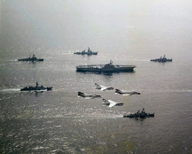 USS Franklin D. Roosevelt aircraft and escorts at sea 8x10 Vietnam War Photo 15a