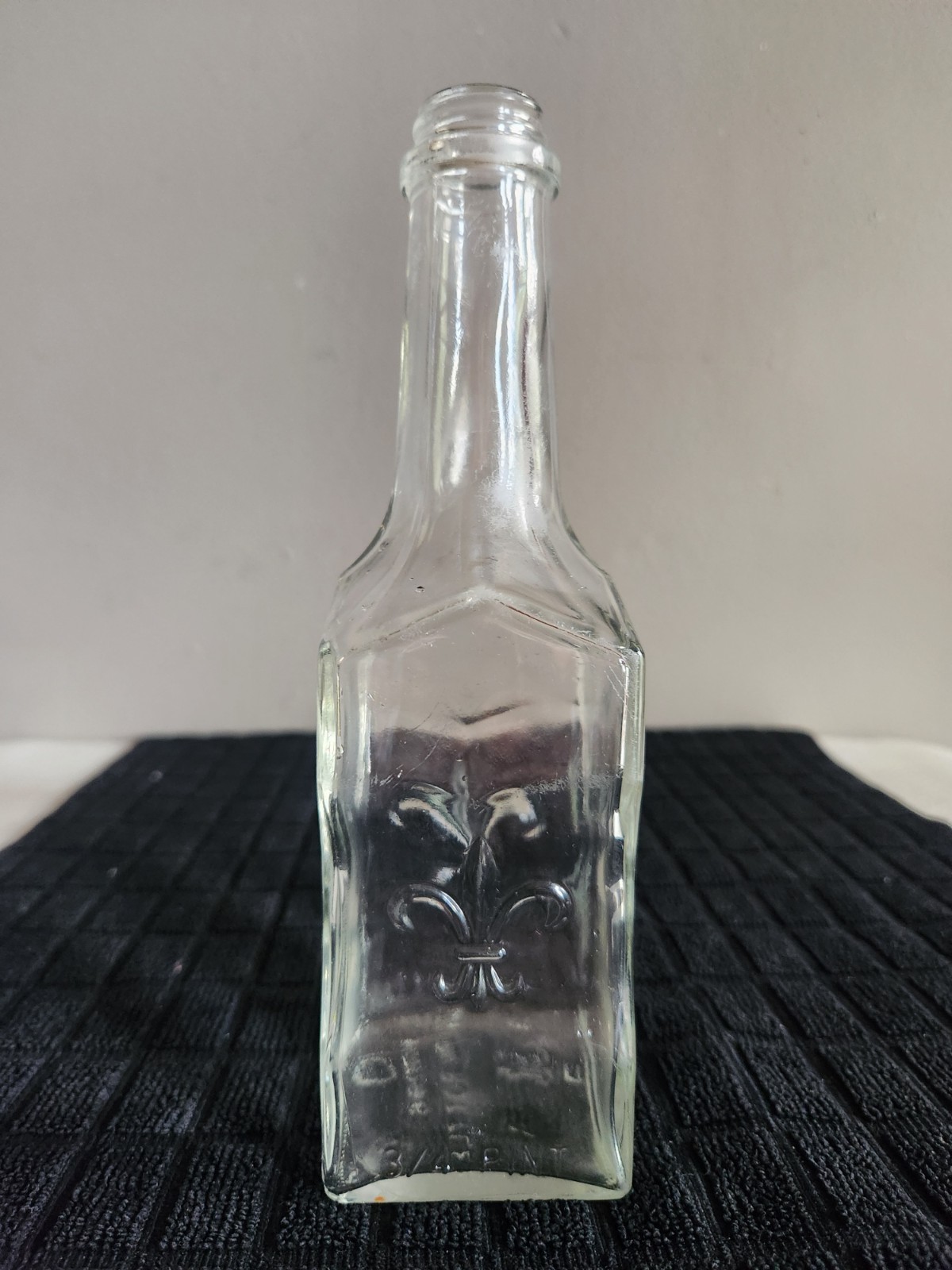 Vintage Clear Glass Anchor Hocking Fleur-de-lis Pattern  Liquor Bottle M-12296