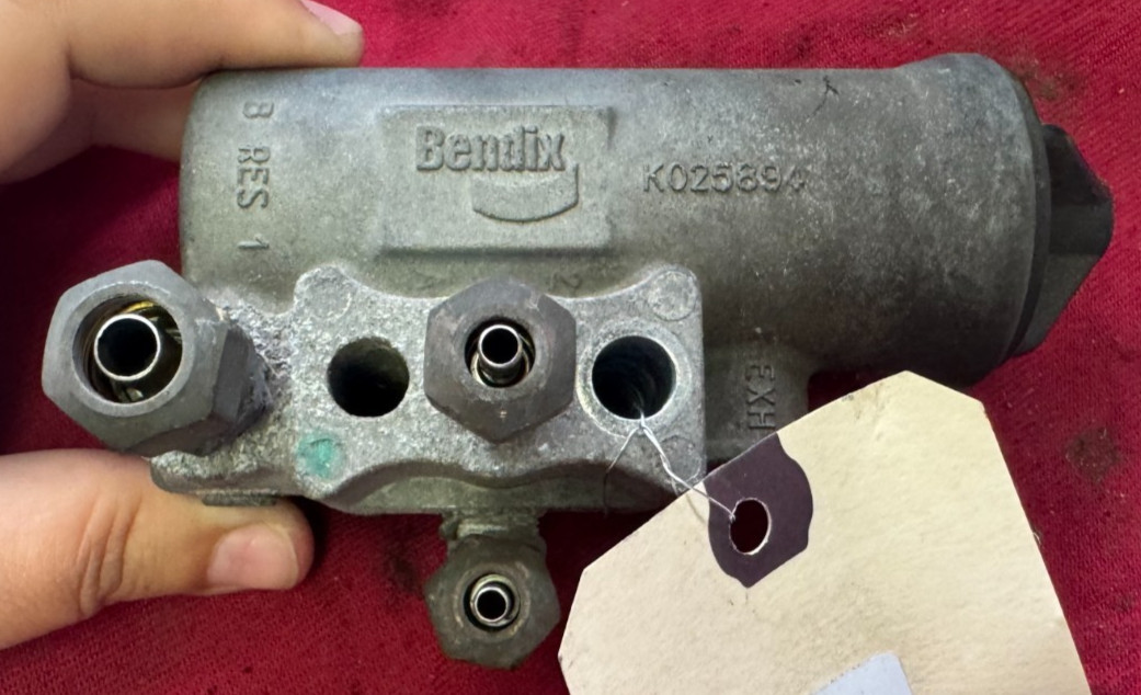 OEM Bendix Air Compressor Governor K025894, 2012 VOLVO VIN # 360826