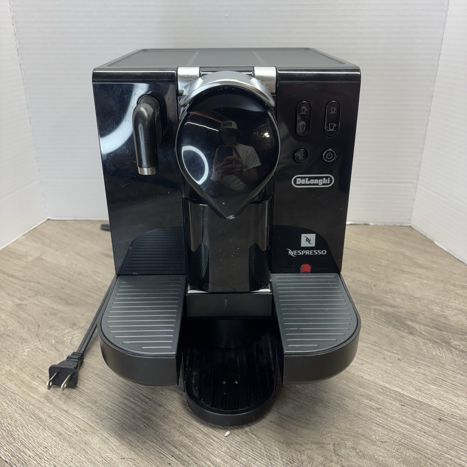Delonghi Lattissima Nespresso Coffee Machine EN670.B Capsule With Milk Dispenser