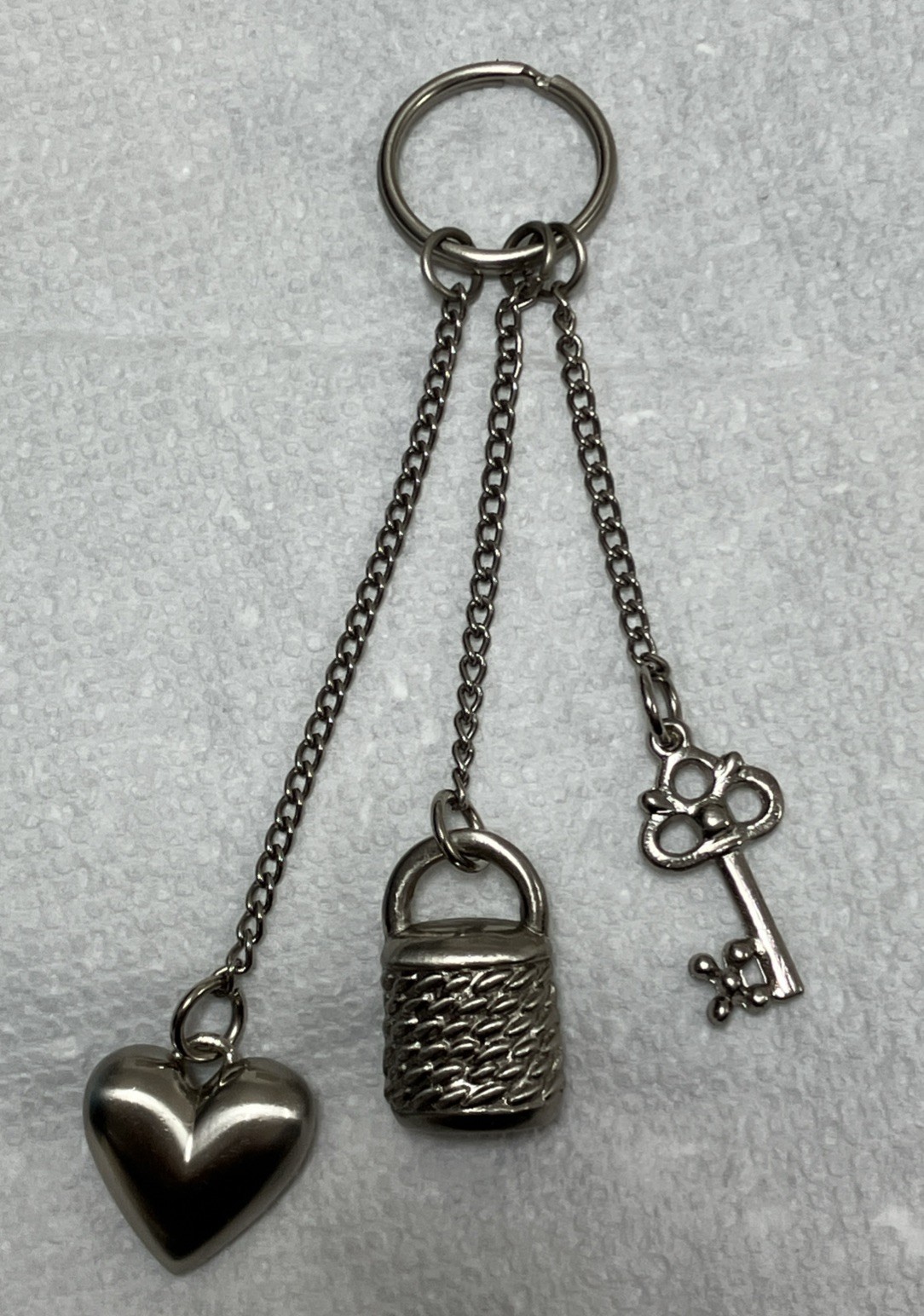 FABULOUS KEYRING WITH 3 ATTACHMENTS