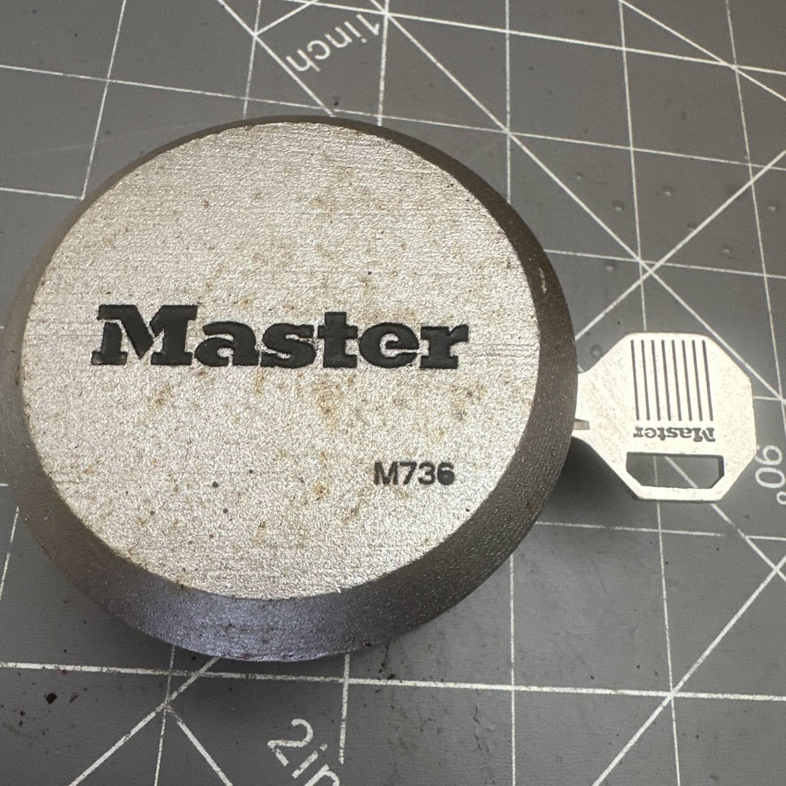 Master Lock hidden shackle padlock Hockey Puck M736