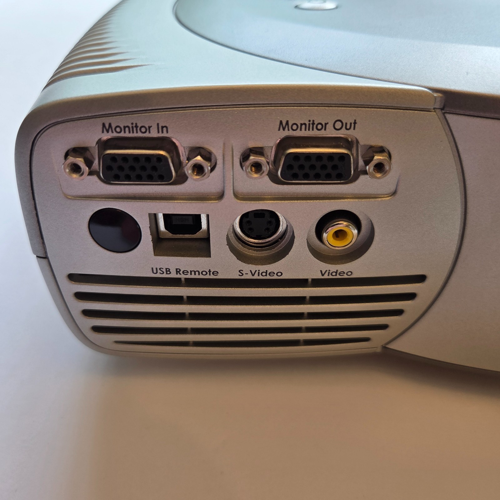 Dell 2100MP DLP Front Projector with Case Remote Cables