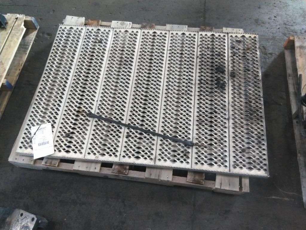 Replaces 2017 PETERBILT 579 DECK CATWALK ,  IL