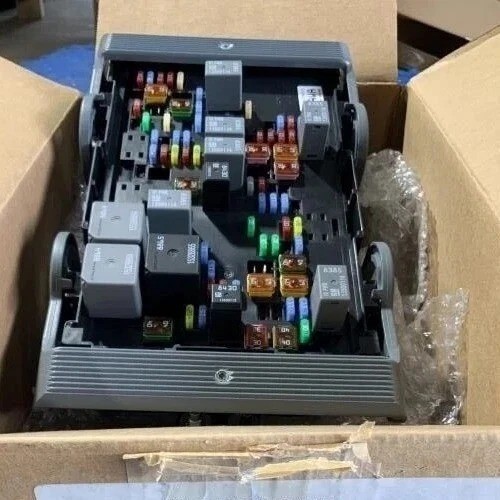 2010-2013 CHEVY SILVERADO 1500 Engine FUSE BOX 5.3L GENUINE OEM