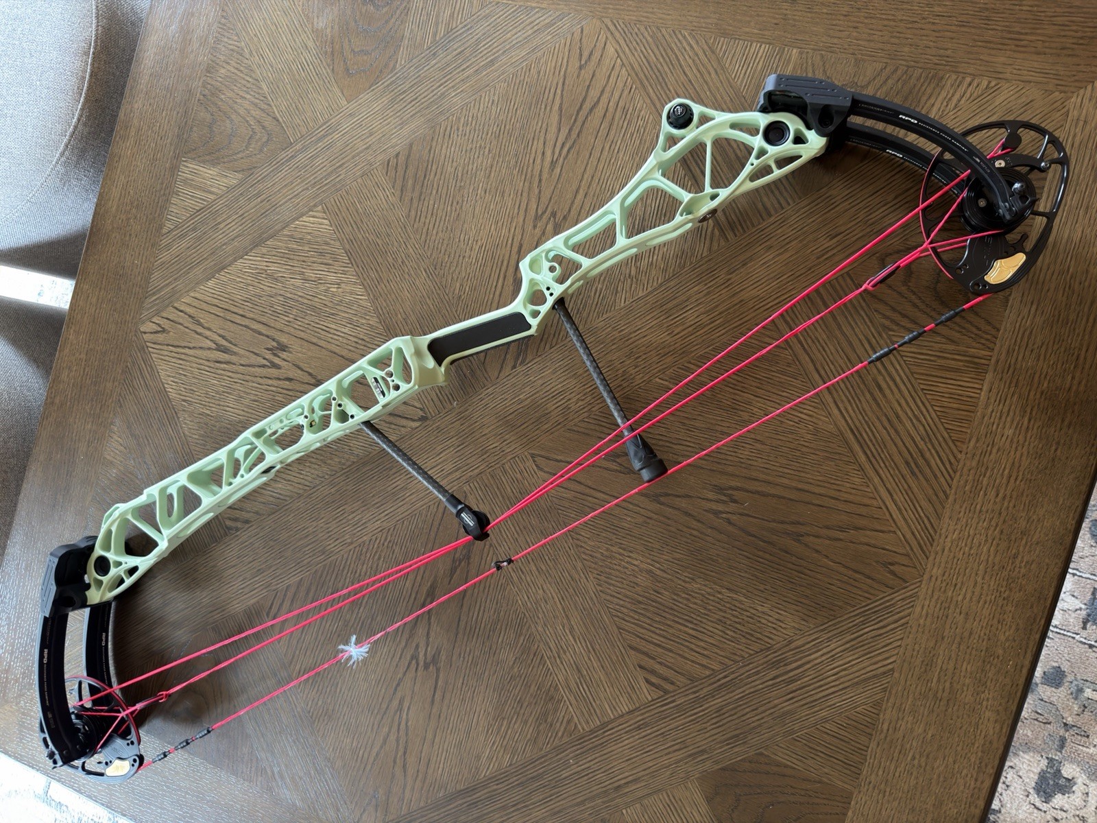Mathews Title 40 GEN 2 w/ limb shift MINT W/black Target Compound Bow