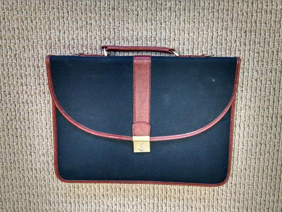 CLASSIC BUSINESS CARRYING CASE, LAPTOP, WITH POCKETS BRAND NEW