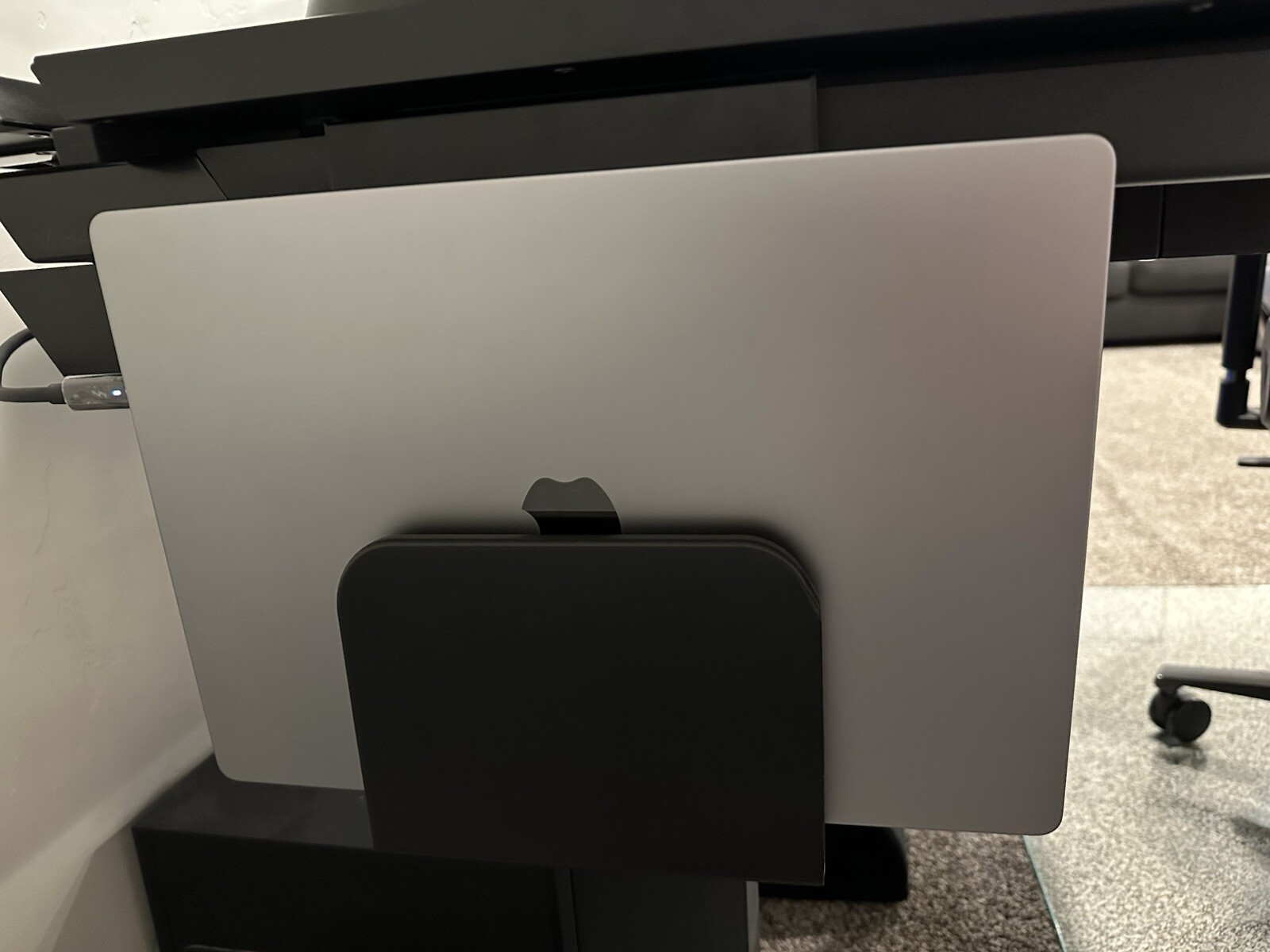 Laptop tray for Secretlabs Magnus Desk.