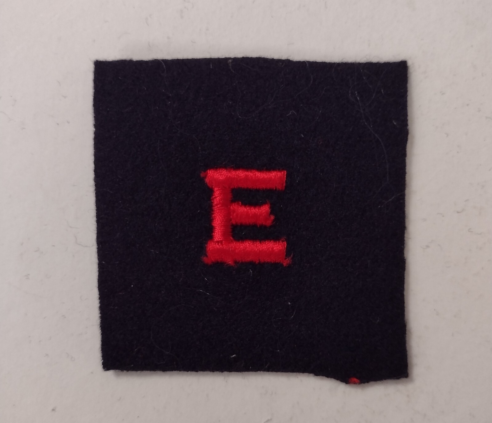 USN BATTLE EFFECTIVENESS AWARD  "E"  RED ON BLACK WOOL NOS :KY21-1
