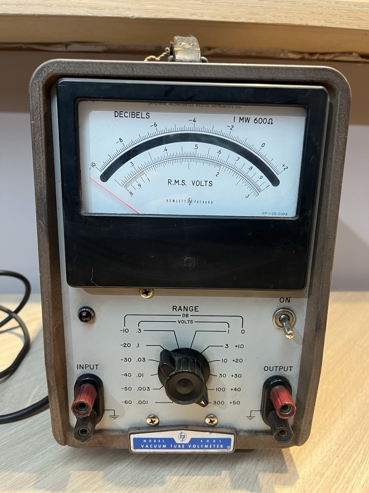 Hewlett-Packard Model 400L Vacuum Tube Voltmeter - Powers On