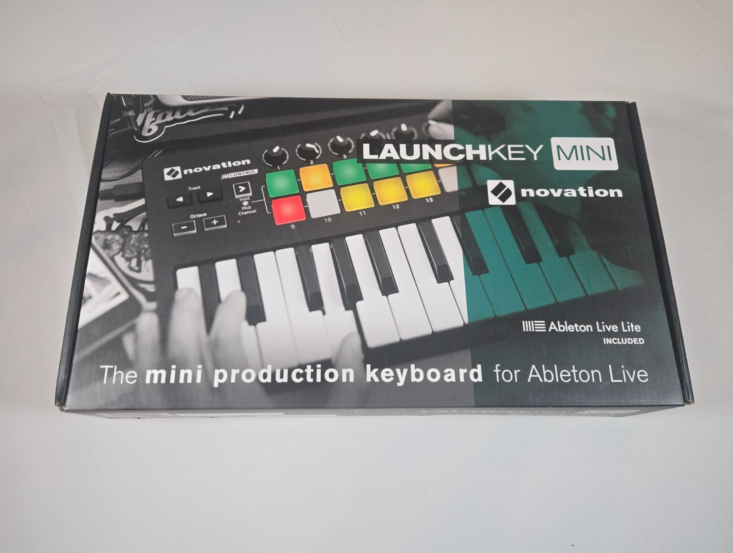 Novation Launchkey Mini MK2 MIDI Keyboard Controller w/ Box & USB Cable