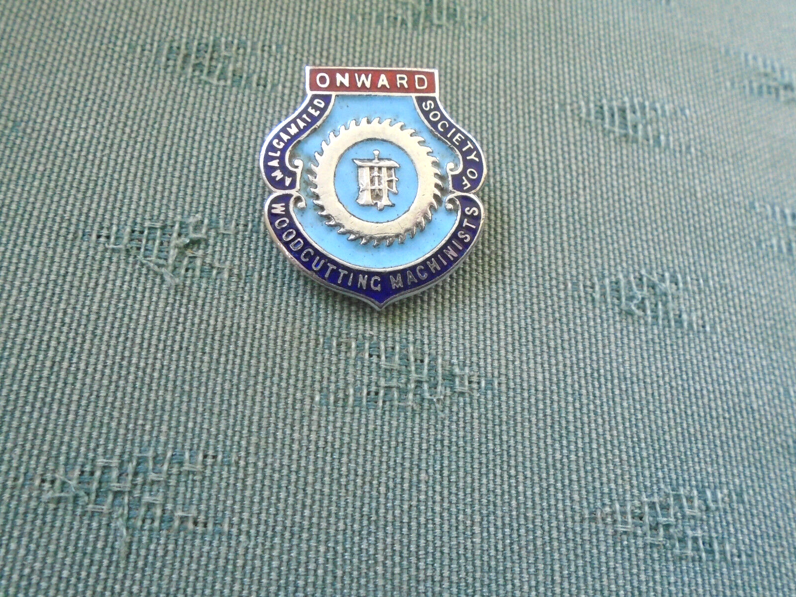 VINTAGE AMAGAMATED SOCIETY OF WOODCUTTING MACHINISTS - TRADE UNION ENAMEL BADGE