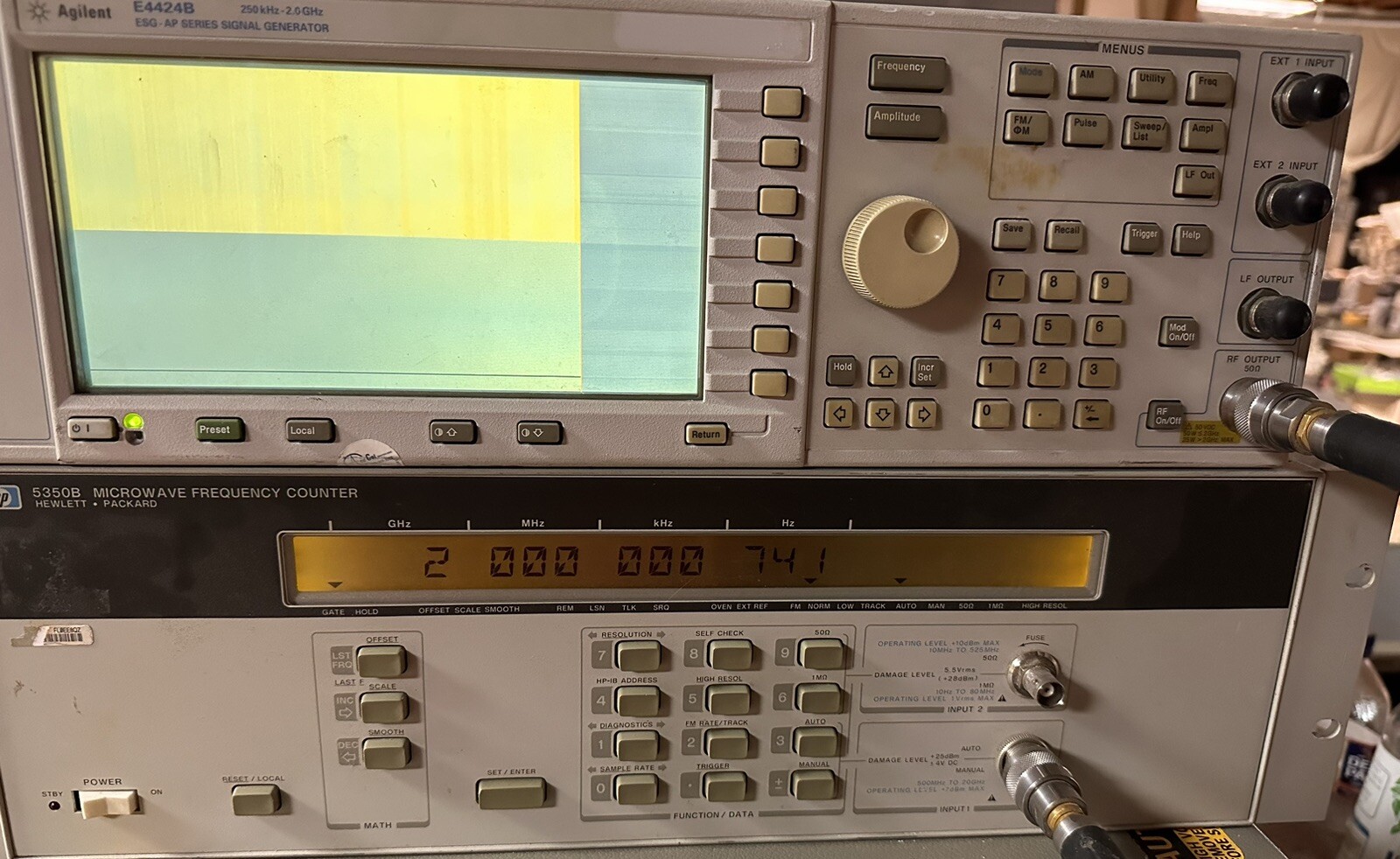 HP / Agilent E4424B ESG-AP 2GHz Signal Generator READ