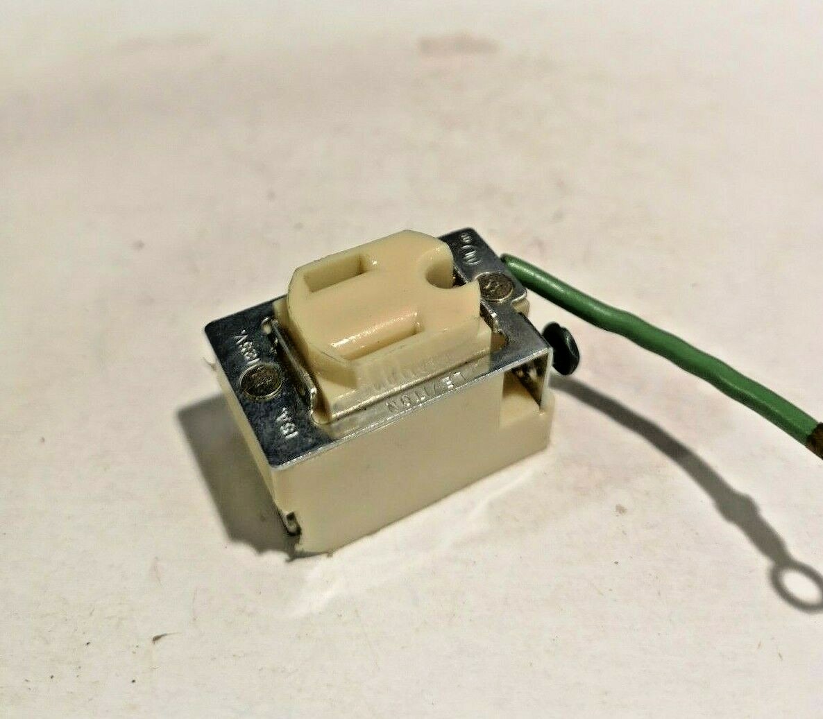 DESPARD IVORY INTERCHANGEABLE Grounded Single Receptacle Outlet with Lead 1787-I