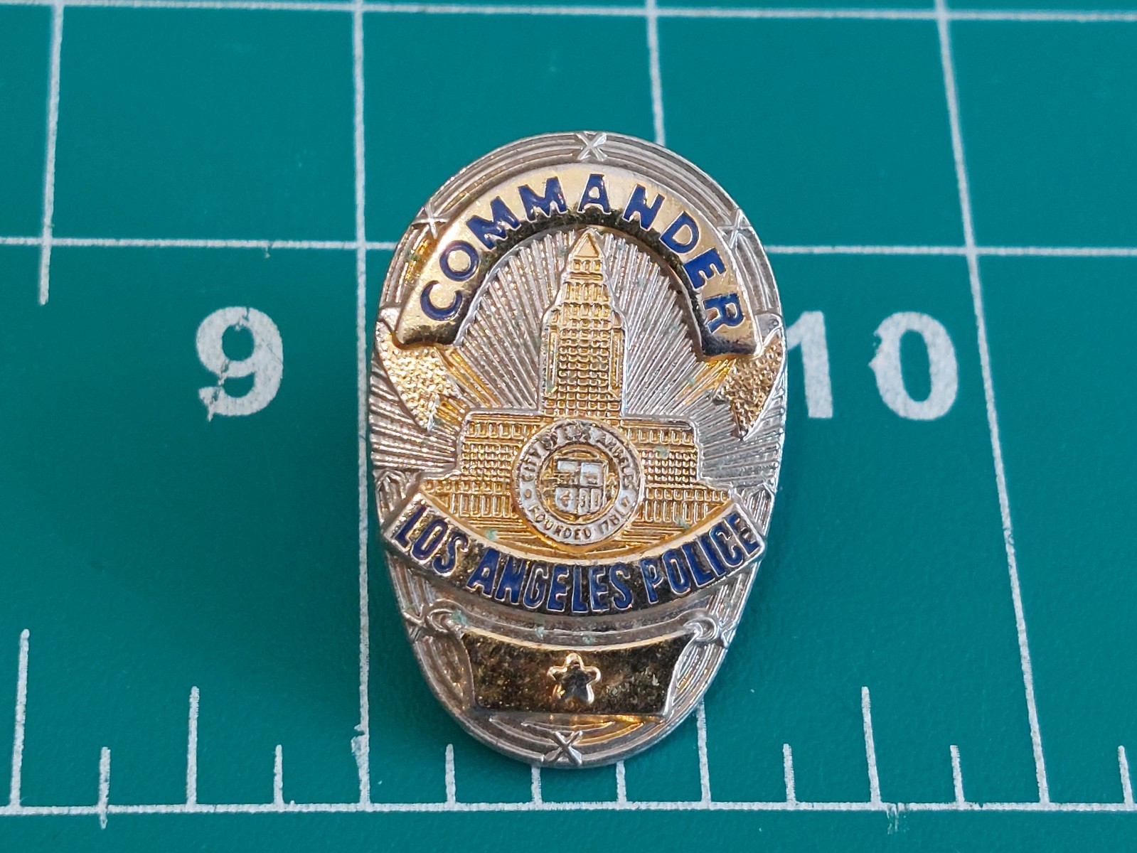 Miniature LAPD Los Angeles Police Pin Obsolete Lapel Hat 1 Star Commander