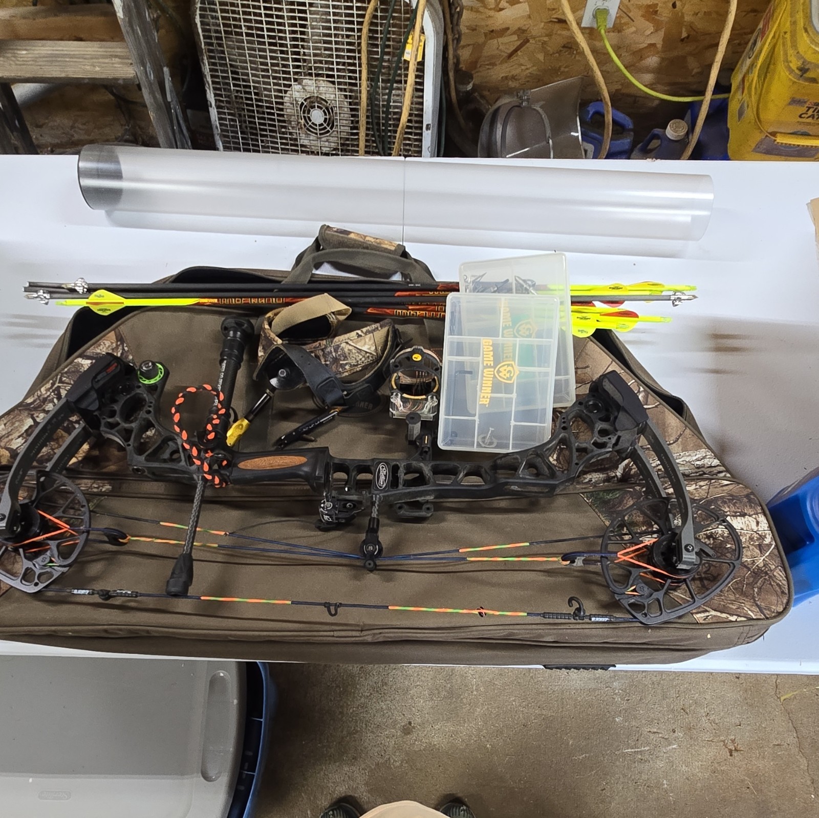 Mathews Triax RH 60lb 28in Draw Black  Bow Complete Hunting Complete Package