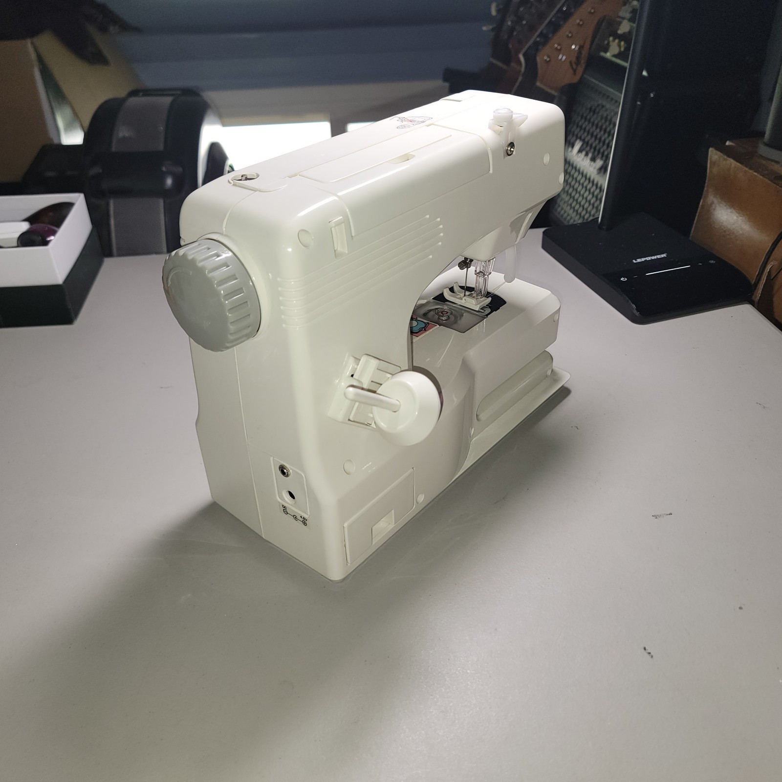 Singer® Tiny Tailor TT700 Electronic Mending/Sewing Machine-- Tested & Working