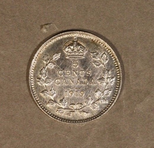 1919 Canada 5c Silver Detailed with Luster ** FREE U.S. SHIPPING **