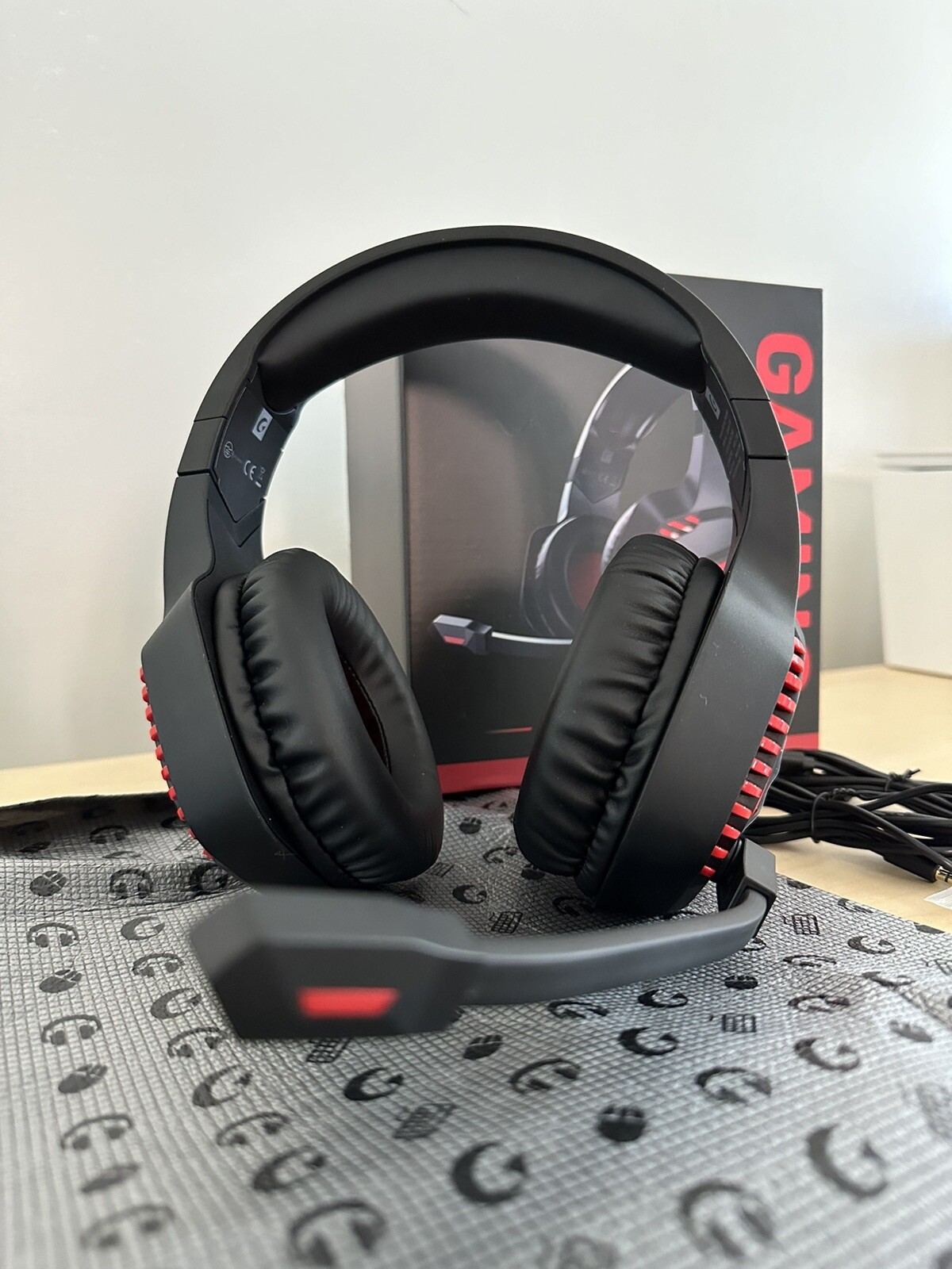 Captain 100 wireless gaming headset with microphone