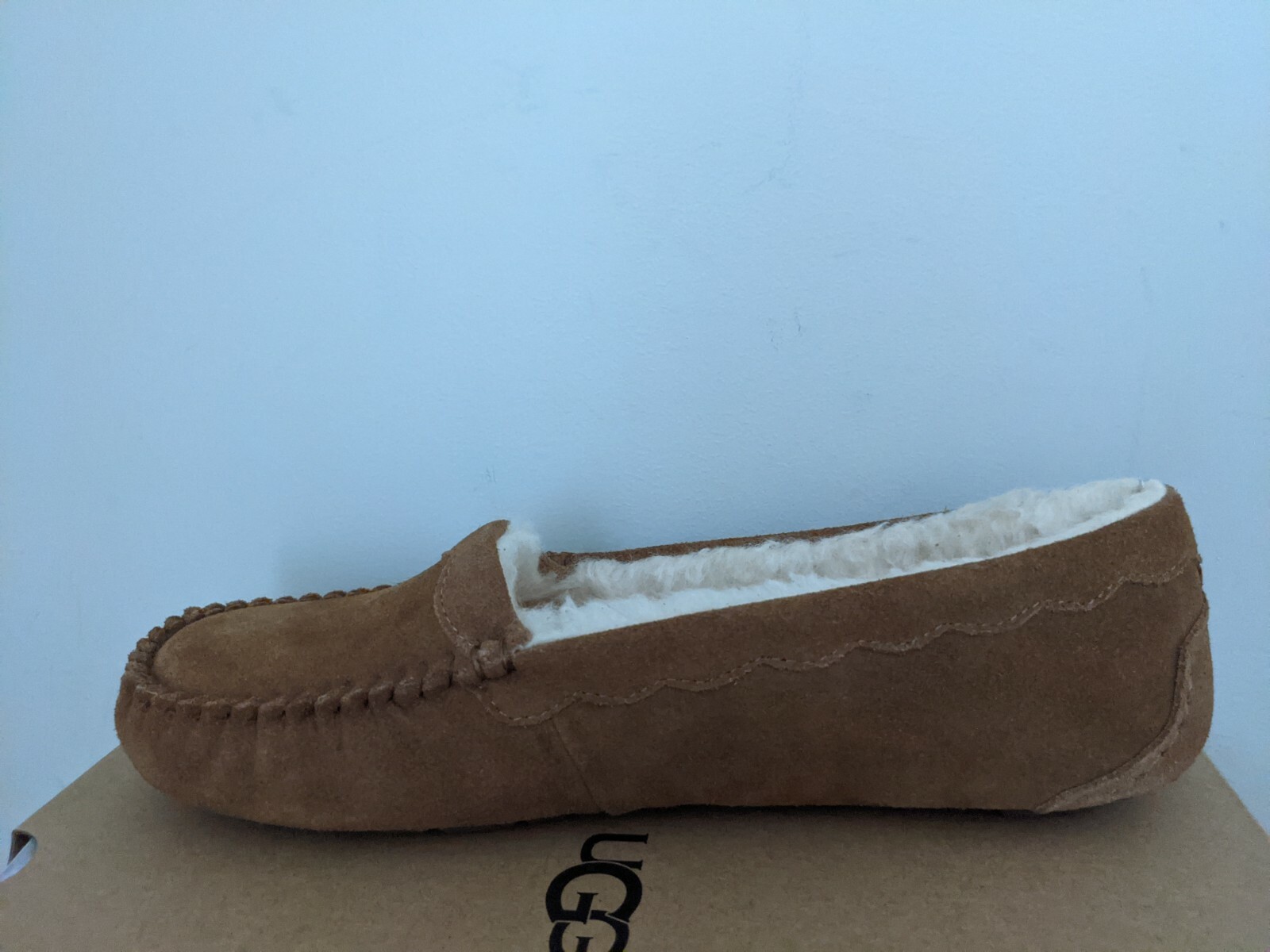 Ugg Australia Womens Scalloped moccasin Size 10 NIB