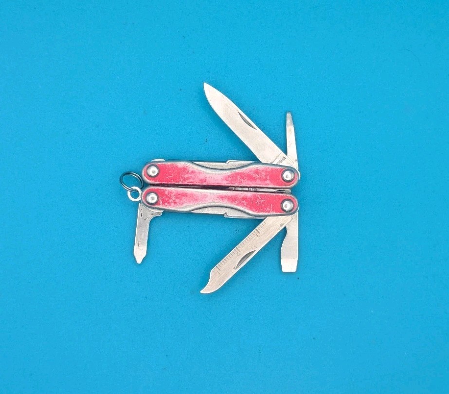 Leatherman Squirt S4 Multi-Tool, Key Ring, Retired, RED! USED/FAIR
