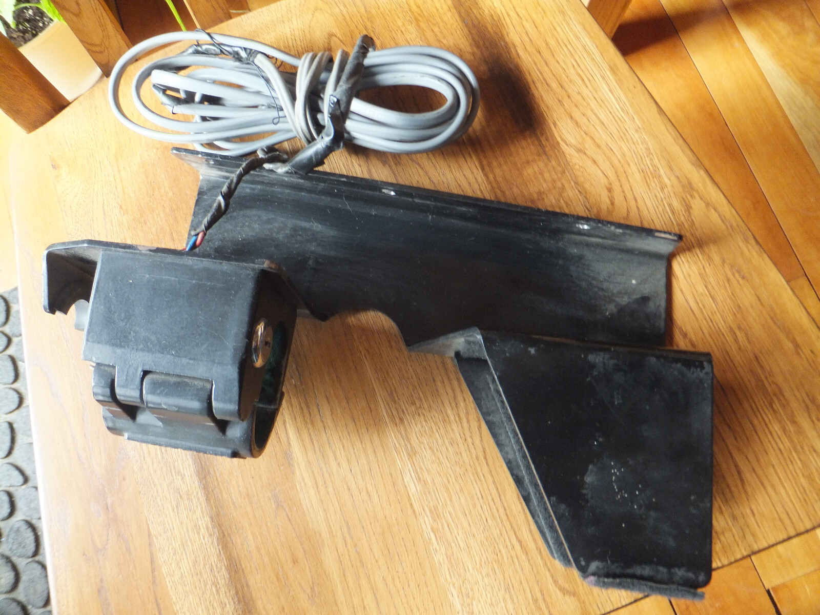 Santa Cruz Electric Gun Lock Single Weapon Holder Gun Rack Mount - No Key, Works