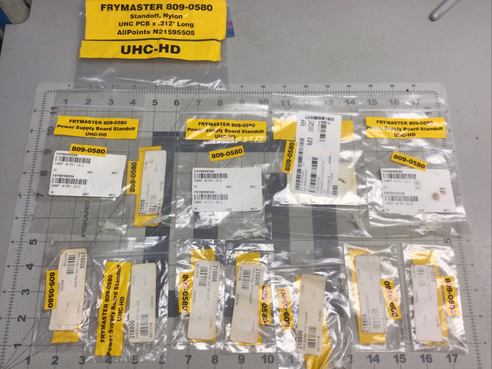 LOT OF 11 - STANDOFF, UHC PCB X .312 LG 8090580 - Free Shipping - (LXA14V)