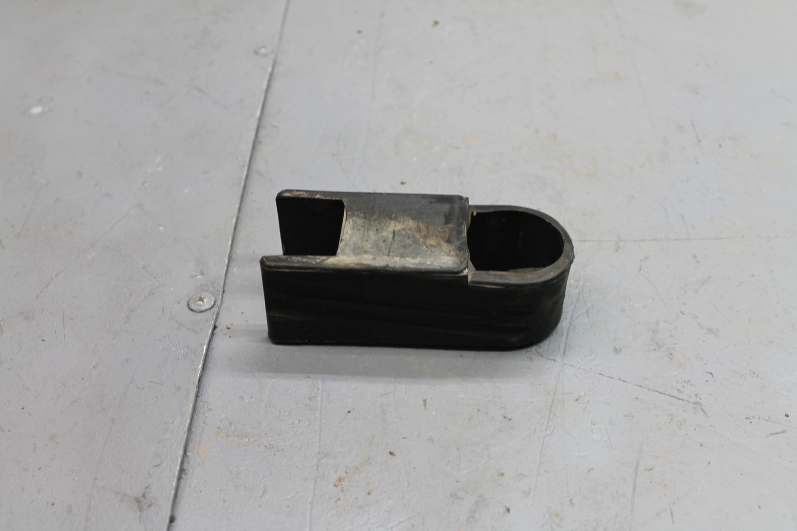 1982 SUZUKI GS300L CHAIN GUIDE