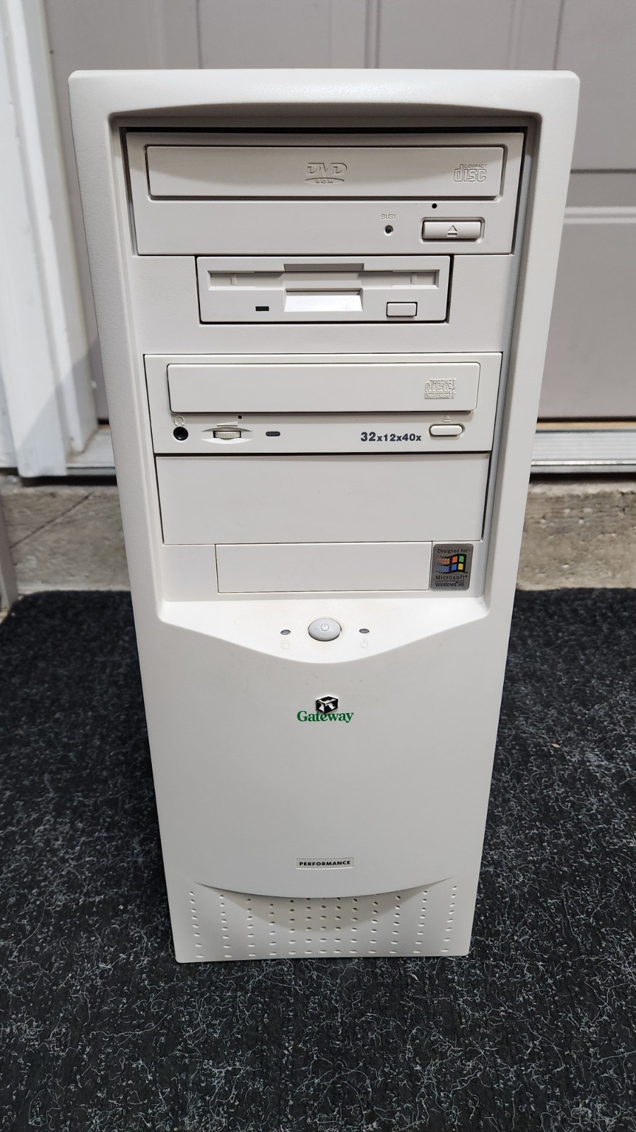 Gateway LP Mini Tower TB3 Performance 650 Computer Pentium III TESTED Win XP