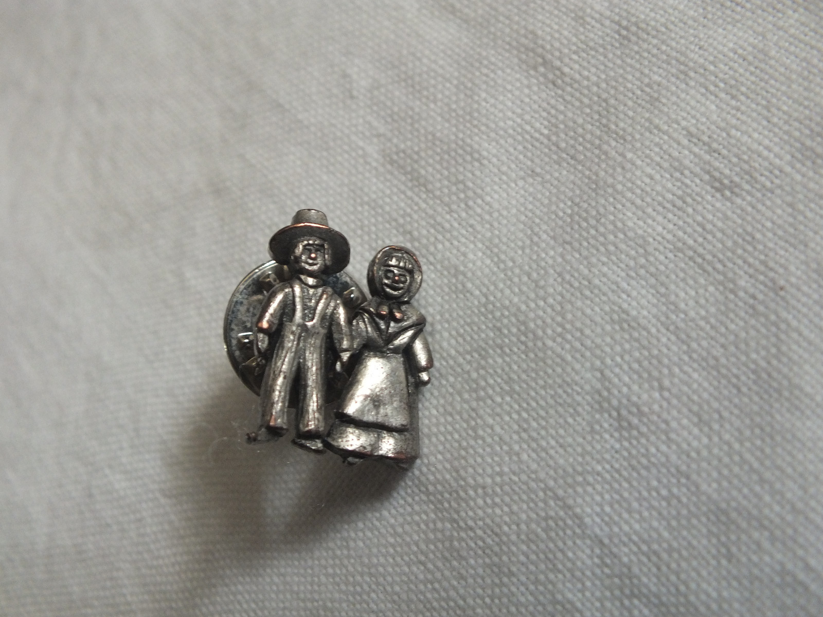 Beautiful Brooch Pin Pewter Tone Thanksgiving Pilgrims 3/4 x 1/2" CUTE