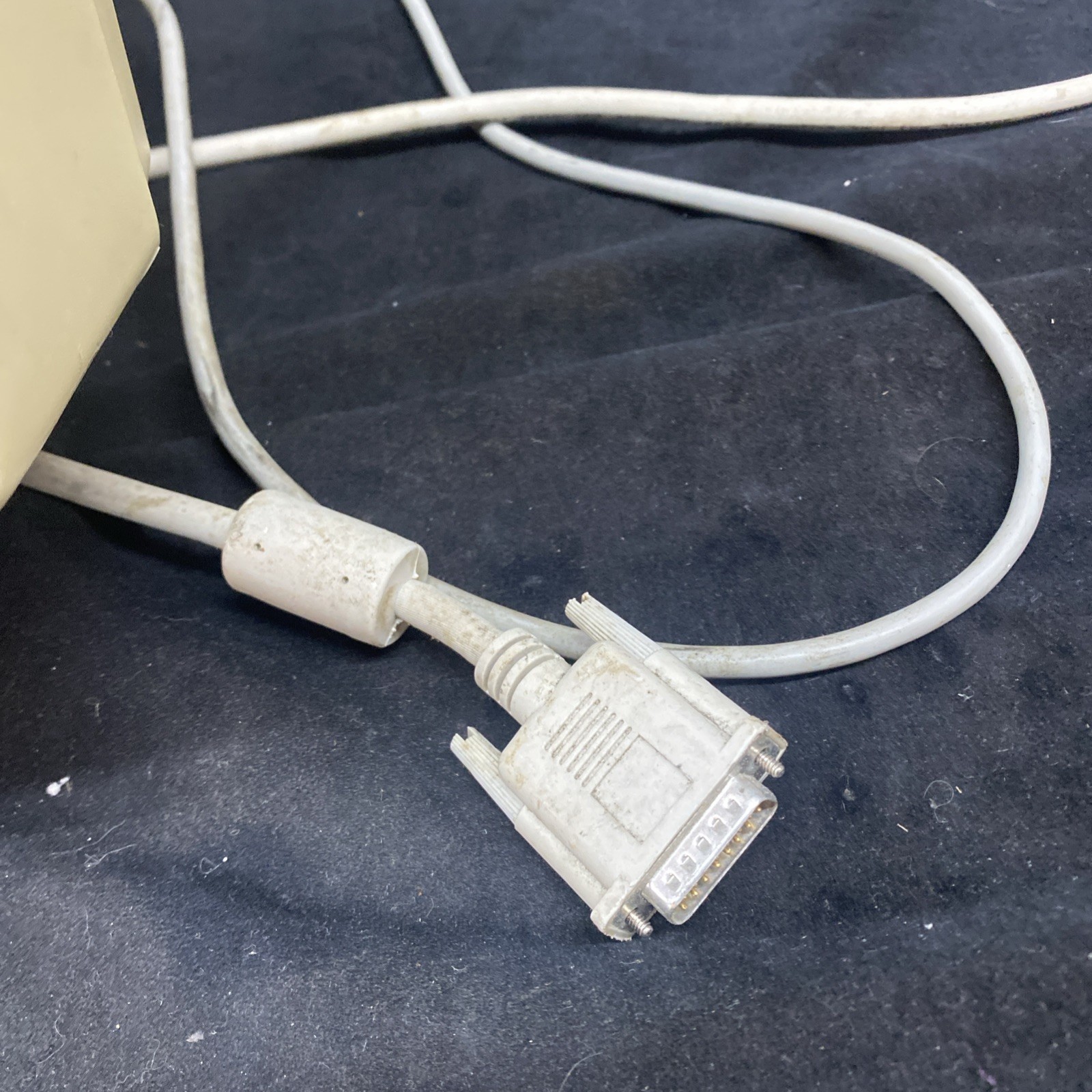 Apple Multiple Scan 15 M2943 15" Display CRT Powers On Damaged Shell Untested.