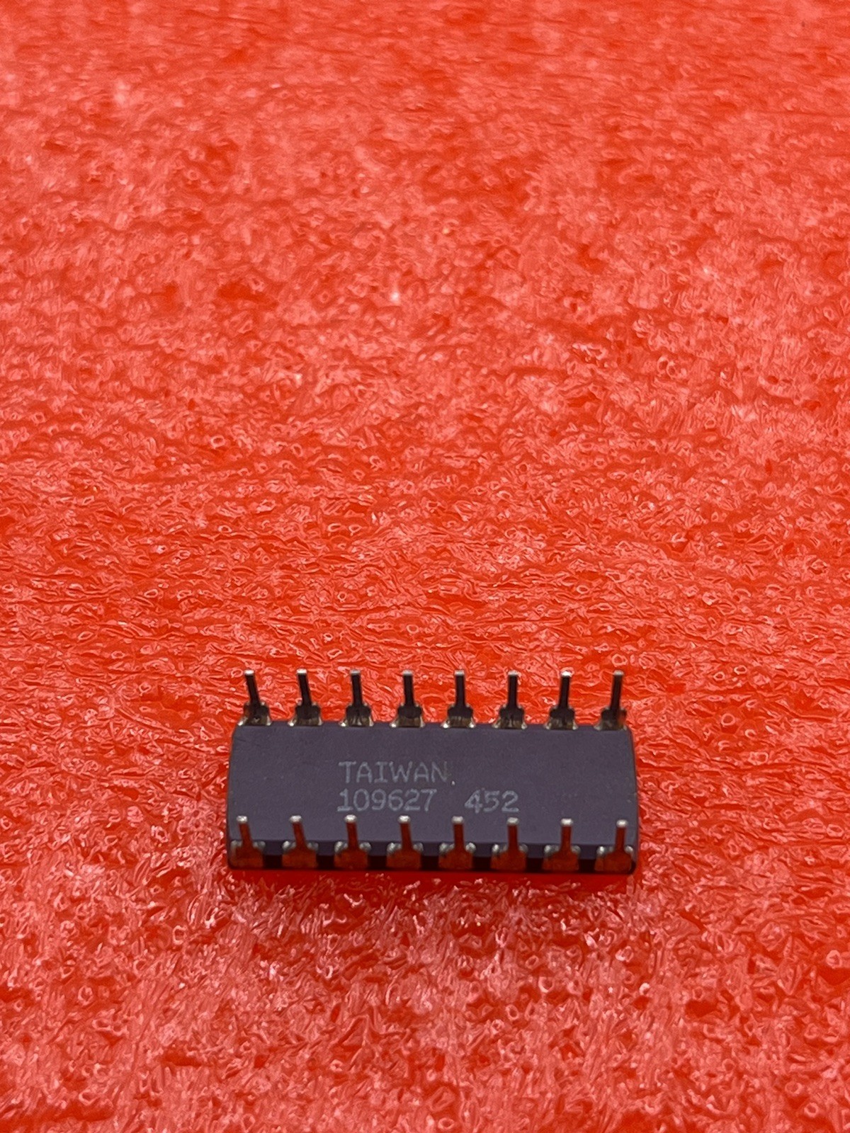 AD558JD, DAC 8 BITS INPUT LOADING, 0.8us SETTLING TIME, 8-BIT CDIP16 NOS