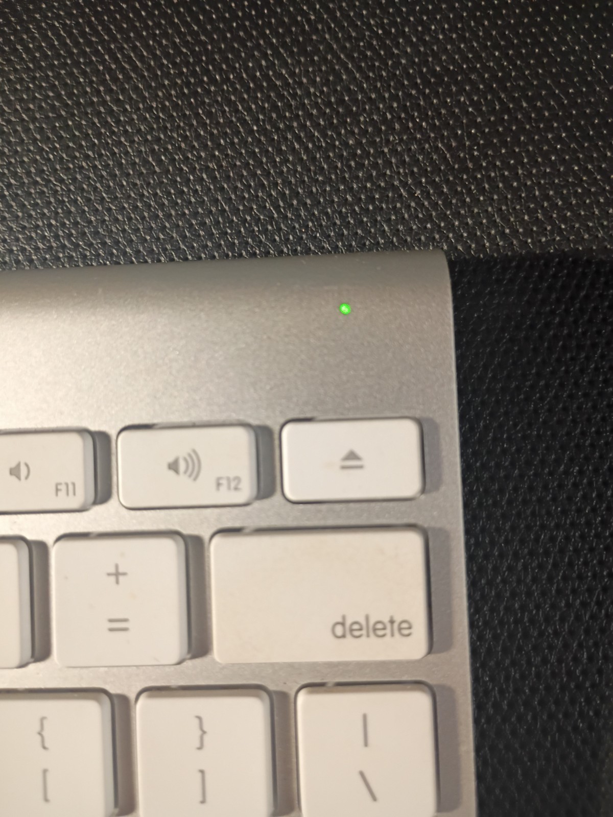Apple A1314 Wireless Bluetooth Keyboard Silver (Used) Works As It Should Tested