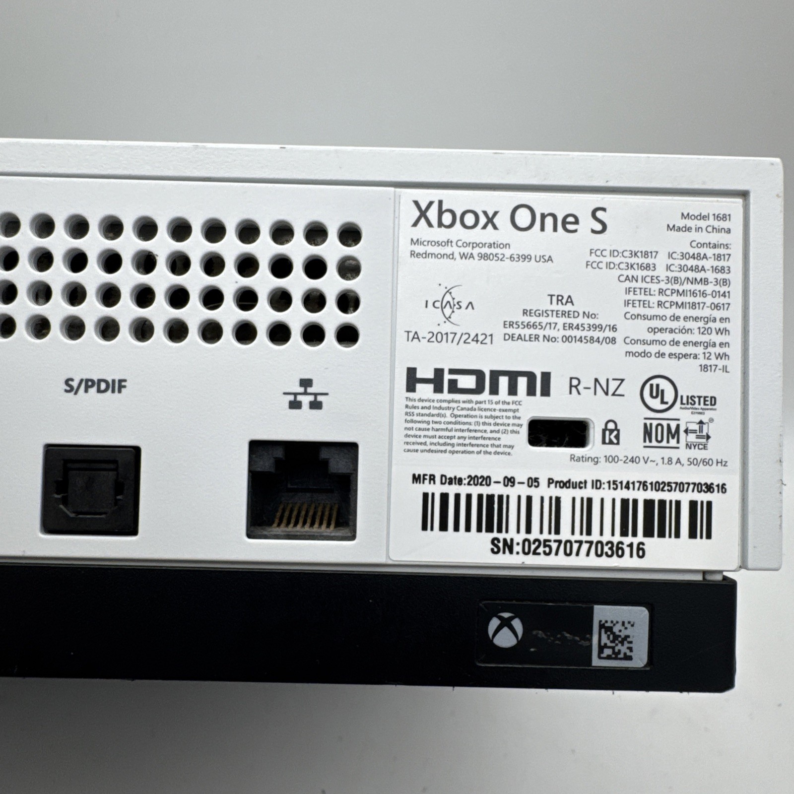 XBOX ONE S 1TB CONSOLE 1681 WITH 1 CONTROLLER & CABLES - TESTED (WBP018149)