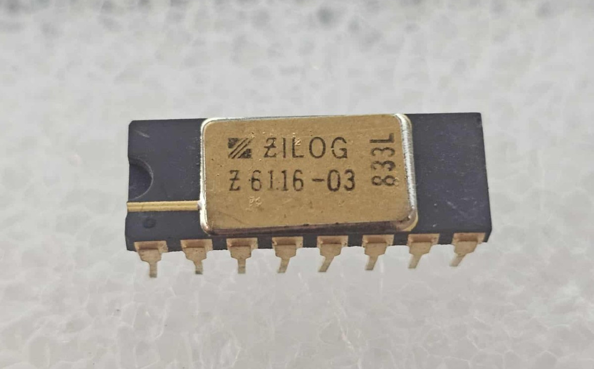 Vintage Zilog Z6116-03 Static RAM / Memory IC Gold Ceramic Clean Rare 16pin Dip
