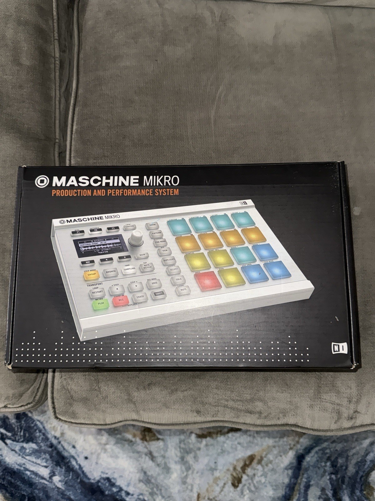 Native Instruments MASCHINE MIKRO MK2 White 16-Pad Digital Sampler & Sequencer