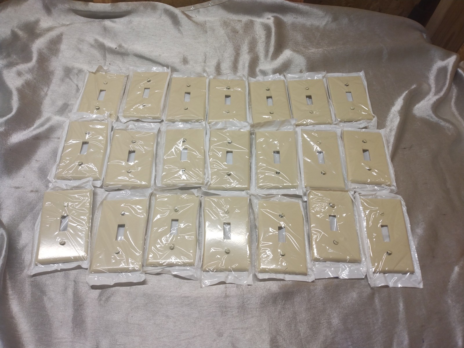 (21-Pk) Leviton Toggle Standard Wall Plate Plastic Ivory 1-Gang R51-86001-I