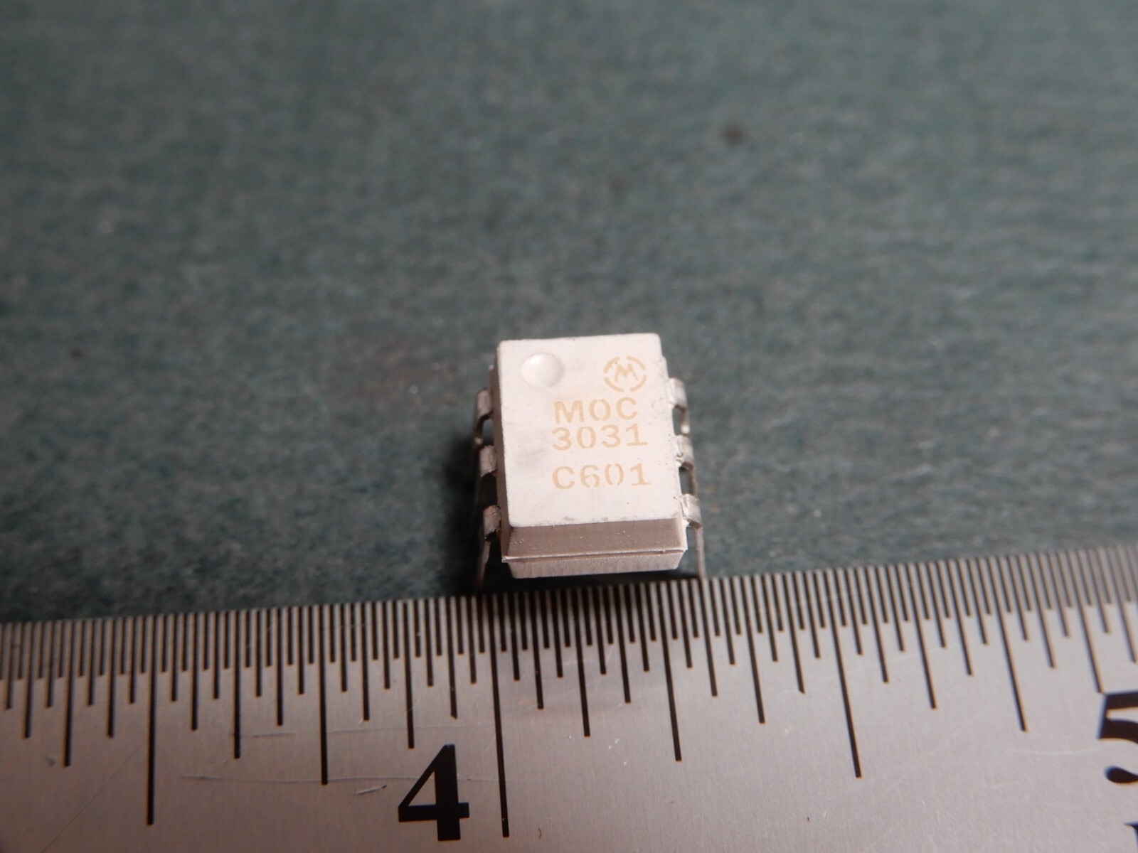Motorola MOC3031 Optocoupler 4 Pin  IC's Quantity 100 NOS