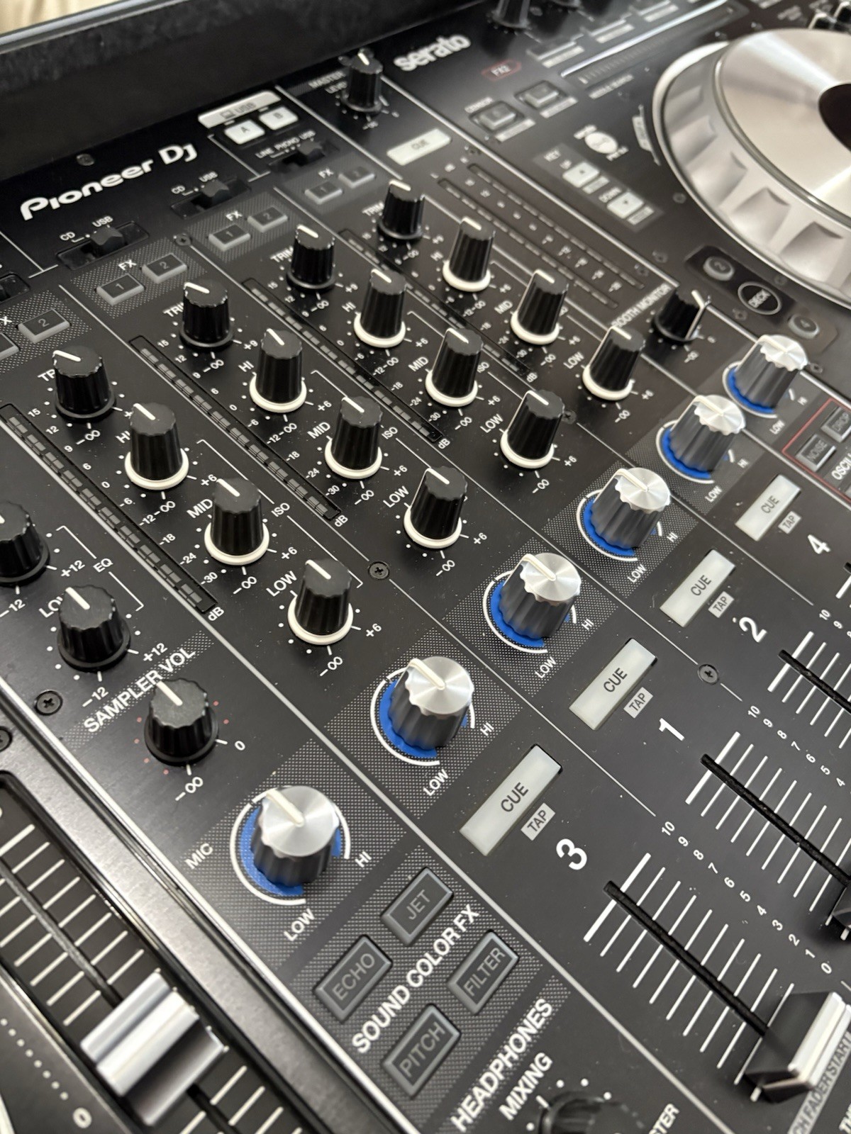 Pioneer DJ DDJ-SZ2 Pro DJ Controller w/ Odyssey Flight Case Bundle-Excellent