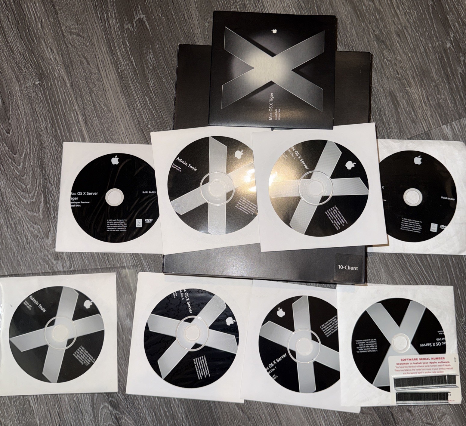 Apple Mac OS X Server 10.4 Tiger 10-Client w/2 LICENSES (M9769Z/A)