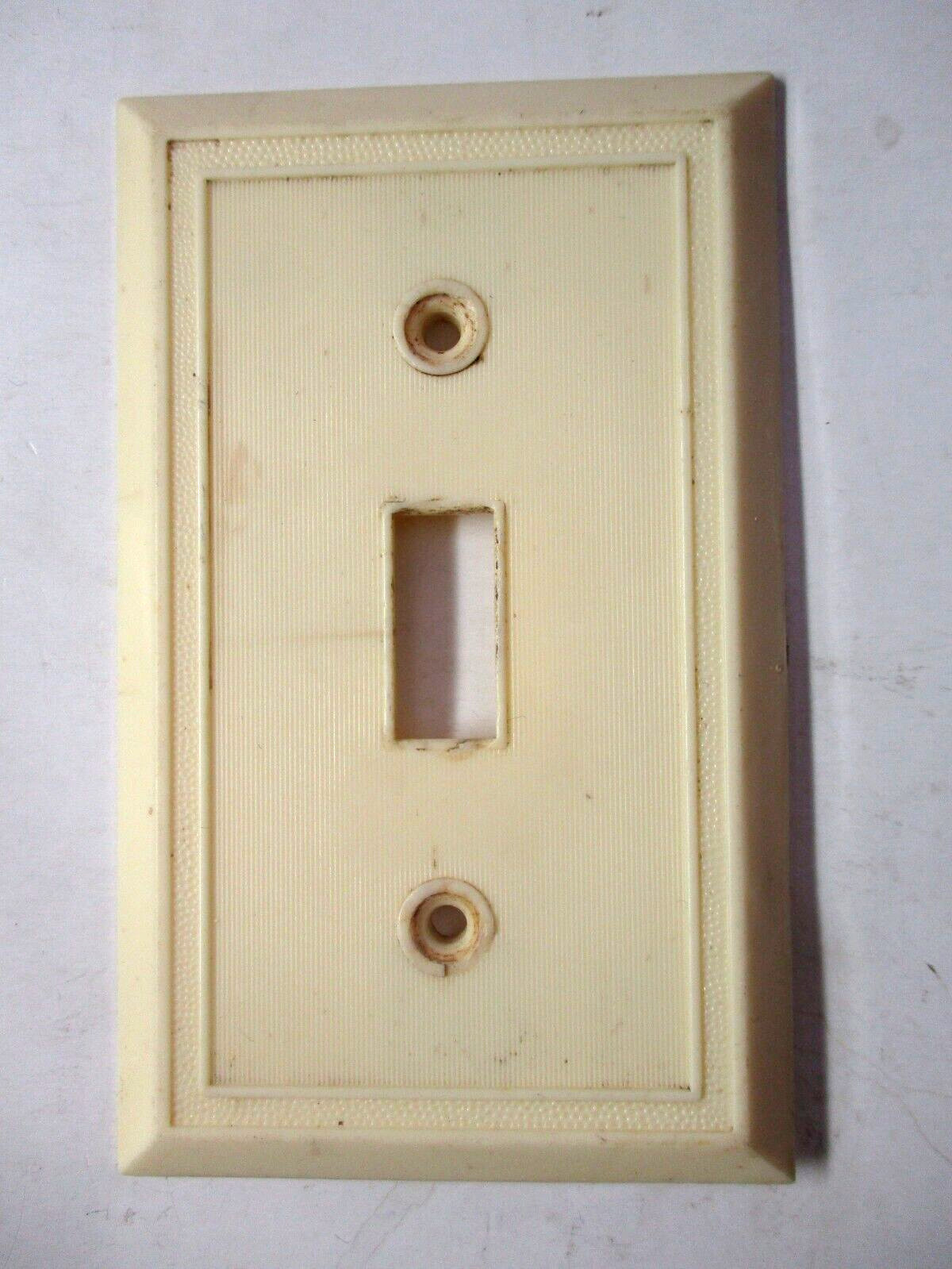 Homart USA Fine Lines Beige Bakelite Art Deco Switch Plate Wall Cover Vtg MCM