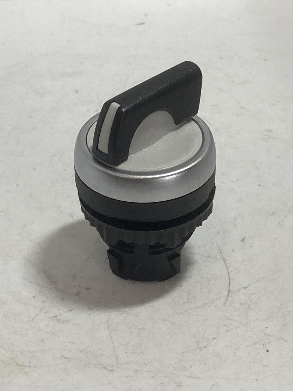 BACO L21MA03 SELECTOR SWITCH OPERATOR 3 POSITION MAINTAINED 22MM NNB