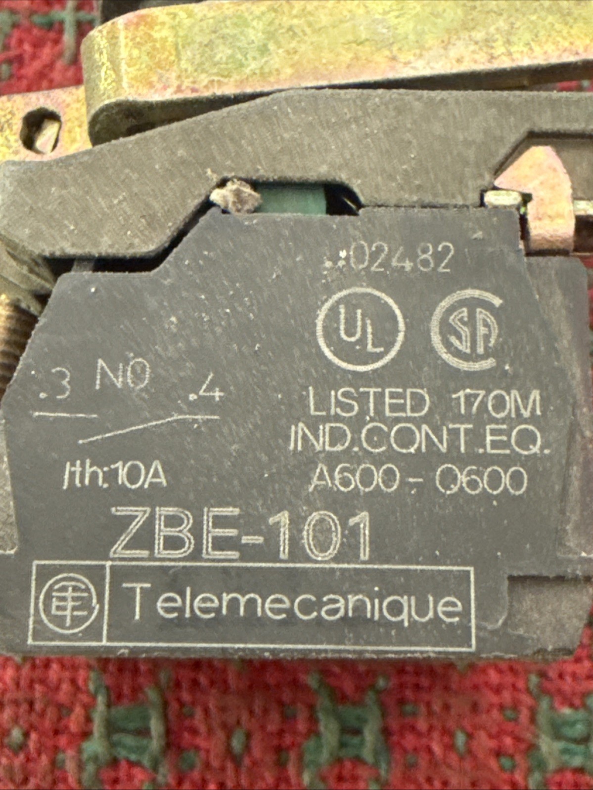 TELEMECANIQUE BLACK SELECTOR SWITCH WITH ZBE-101 CONTACT BLOCKS NOS