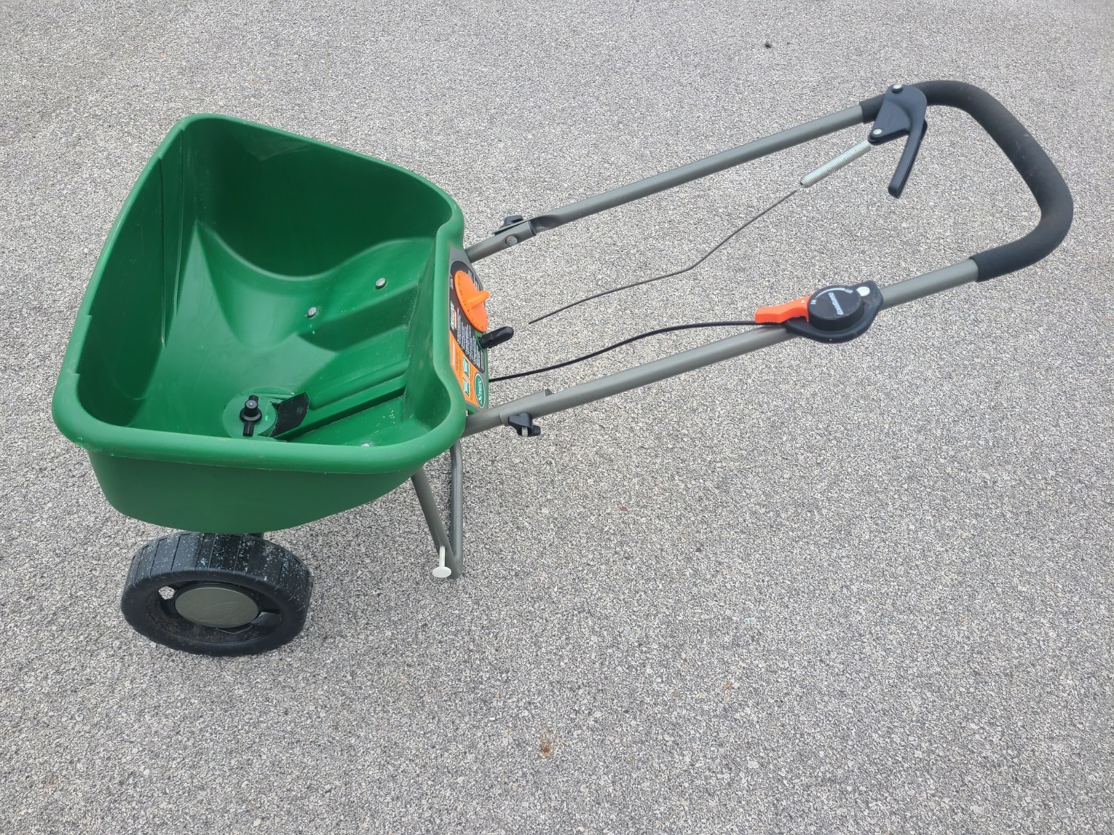 Scotts Deluxe Edgeguard Broadcast Spreader
