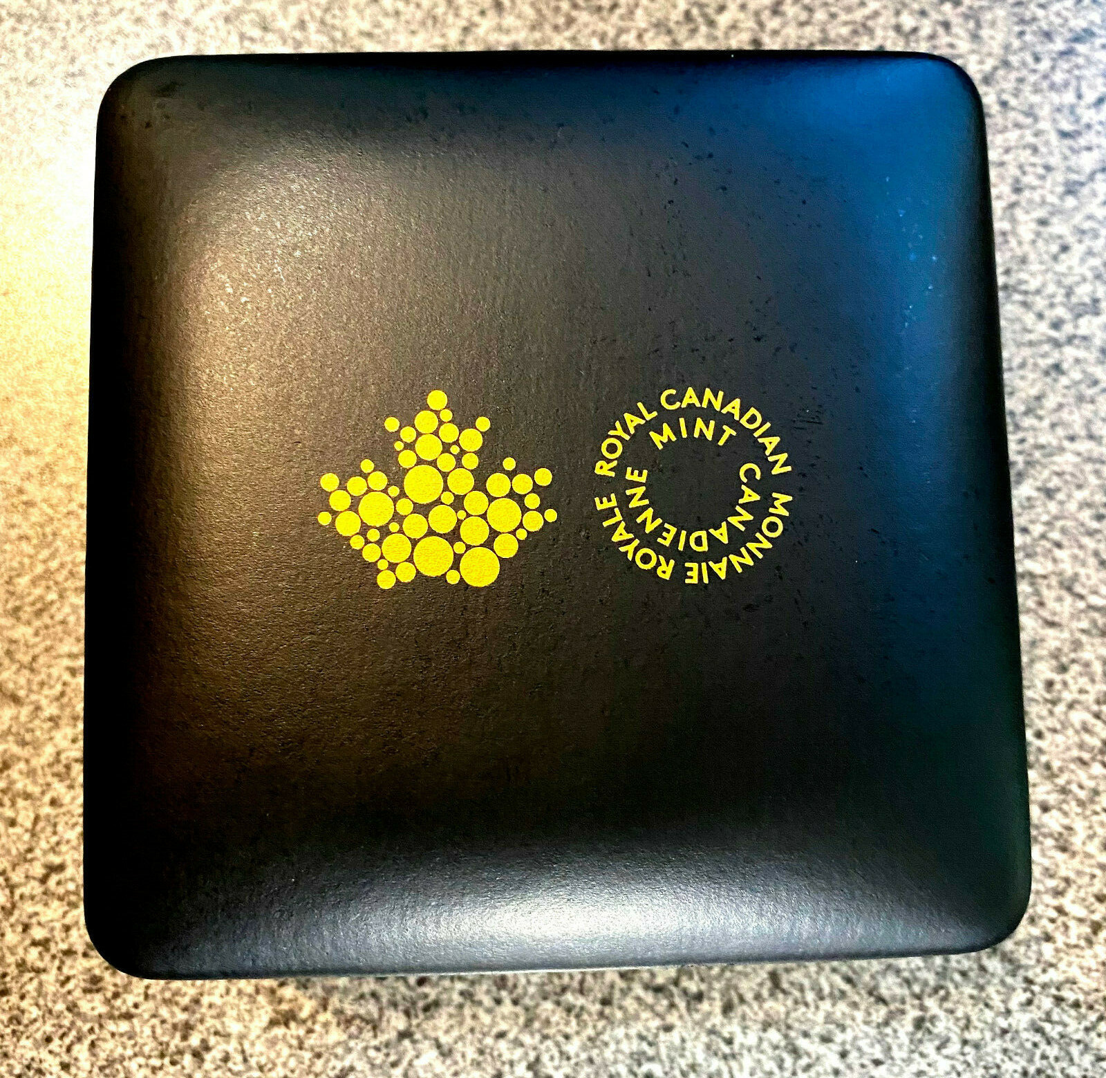 ROYAL CANADIAN MINT NEW BLACK CLAMSHELL 1OZ BOX W/ INSIGNIA MAPLE LEAF - NO COIN