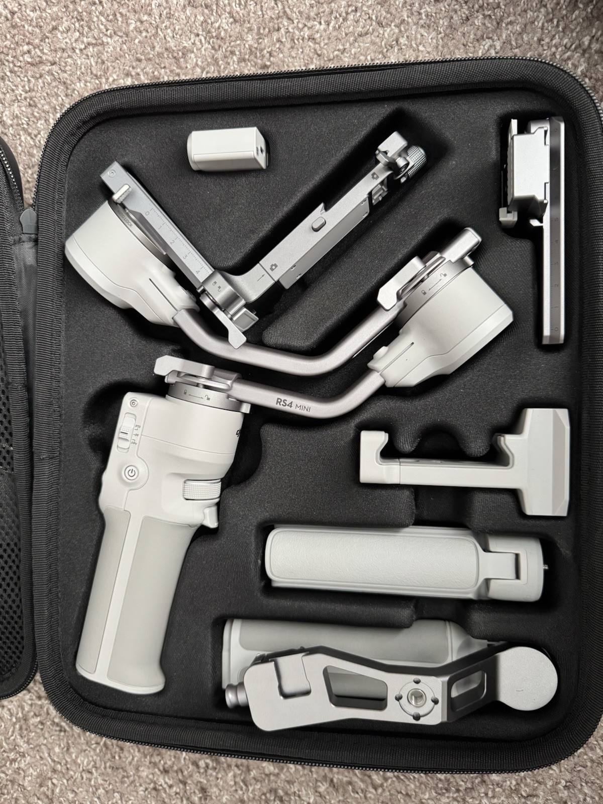 DJI - RS4 Mini Combo -  Gimbal Stabilizer + Free case