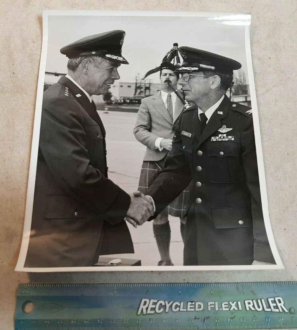 1980's US AIR FORCE 8" x 10" B&W 4 STAR GENERAL Shaking Hands Photo BAGPIPER