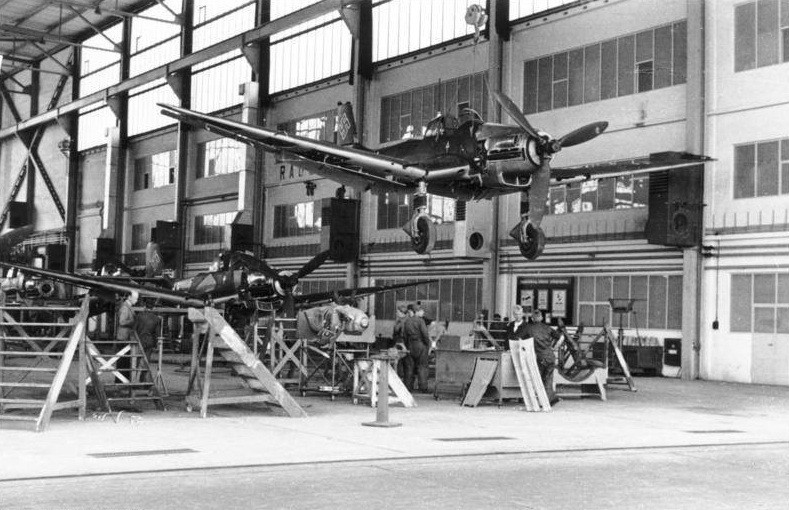 WW2 Photo WWII German Junkers Ju87 Stuka Production Line World War Two / 2520