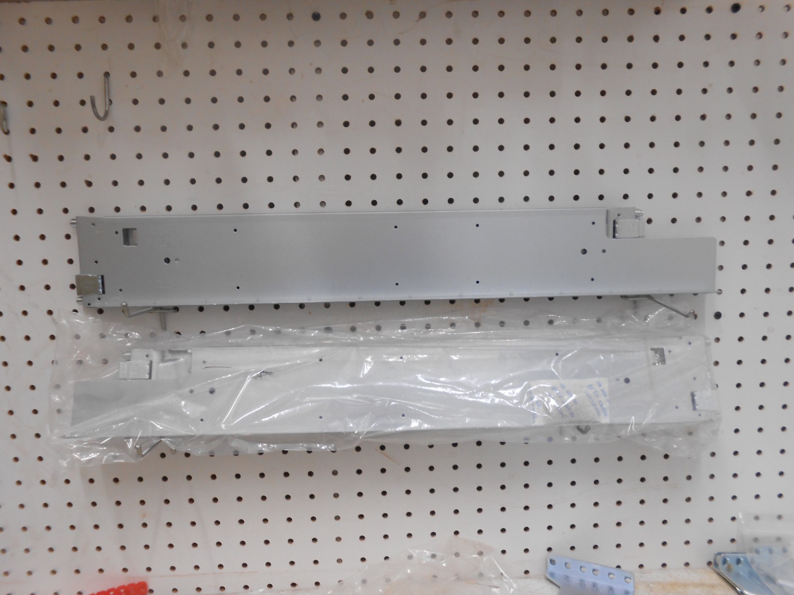 LOT OF 2 PAIRS 4U SERVER RAILS P/N V03901K000000000 CAS PN 400-01295-2411 462-18